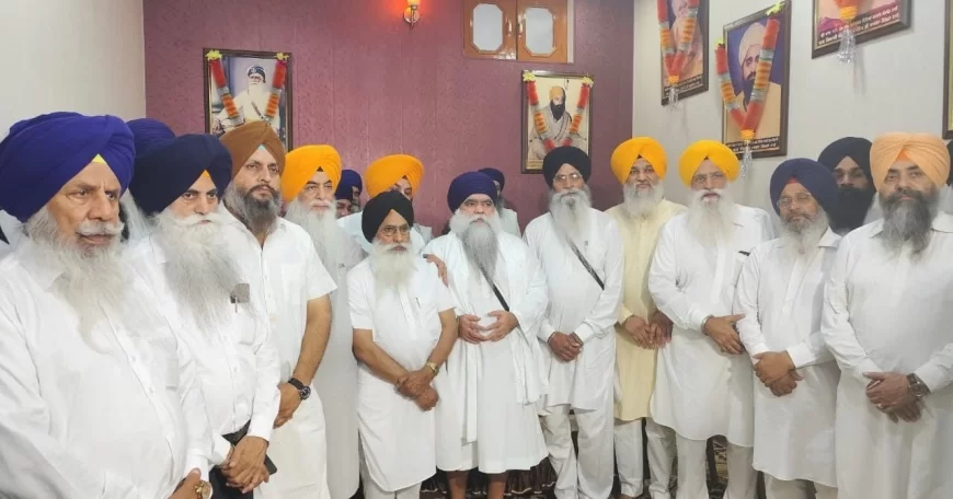एडवोकेट धामी के नेतृत्व में एसजीपीसी प्रतिनिधिमंडल ने बाबा हरनाम सिंह से मुलाकात की