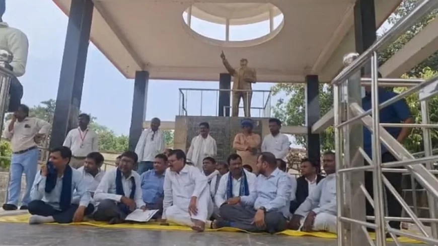 अंबेडकर पार्क में योगा मंच के निर्माण को लेकर हुआ विवाद, बसपा के नेता व कार्यकर्ता कर रहे विरोध