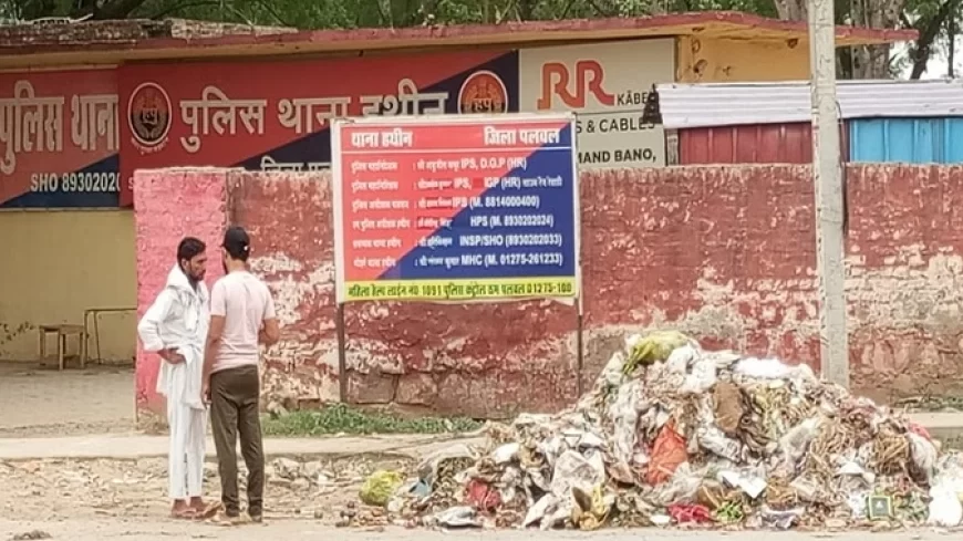 22 हजार का चालान पड़ा महंगा, पुलिस थाने को मिला कचरे का 'तोहफा'