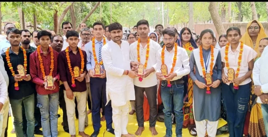 शिक्षामित्र संगठन ने मेधावी छात्र-छात्राओं को किया सम्मानित