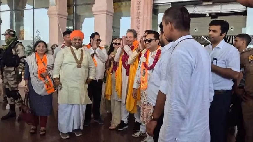 अमेरिका के अरबपति एलन मस्क के पिता एरोल बेटी के साथ पहुंचे अयोध्या, रामलला के करेंगे दर्शन