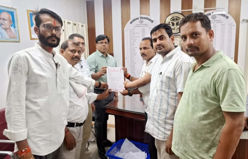 वर्षों से एक ही क्षेत्र में तैनात लेखपालों के स्थानांतरण की मांग, युवा विकास समिति ने एडीएम को सौंपा ज्ञापन