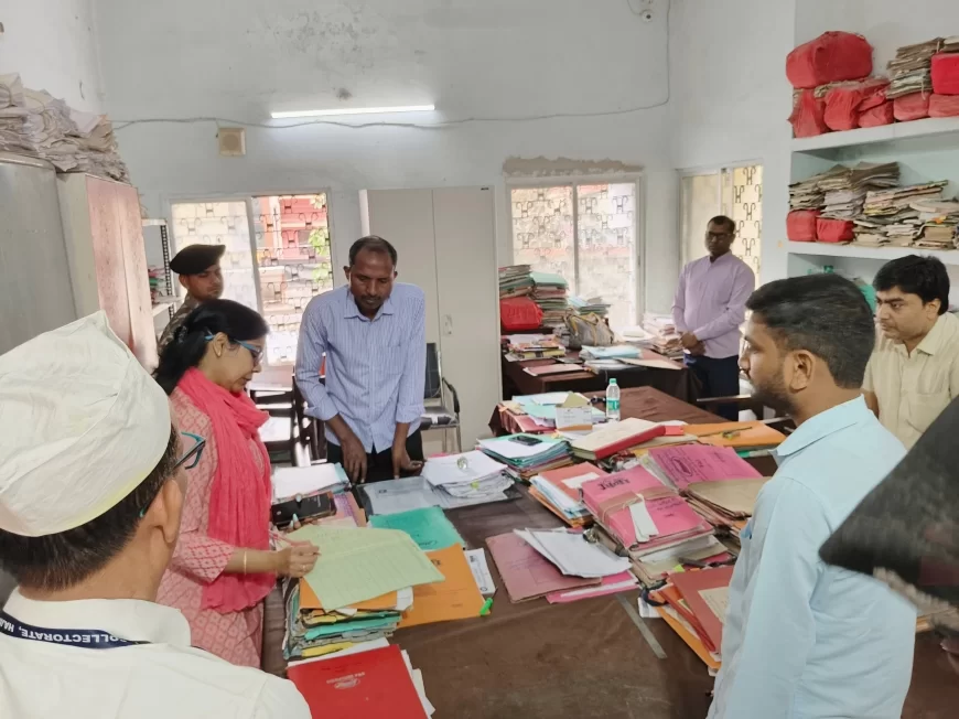 जिलाधिकारी ने समाहरणालय के विभिन्न प्रशाखाओं का किया औचक निरीक्षण, गैर हाजिर पाए गए कर्मियों से किया गया स्पष्टीकरण, अनुशासन और कार्य संस्कृति को सुदृढ़ बनाएं: जिलाधिकारी