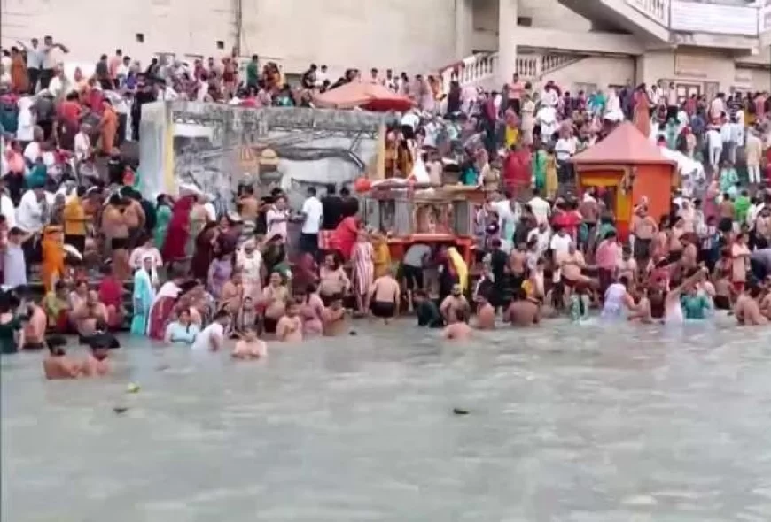 हरिद्वार में हर की पौड़ी पर उमड़ा श्रद्धालुओं का सैलाब, गंगा दशहरा में लग रही आस्था की डुबकी