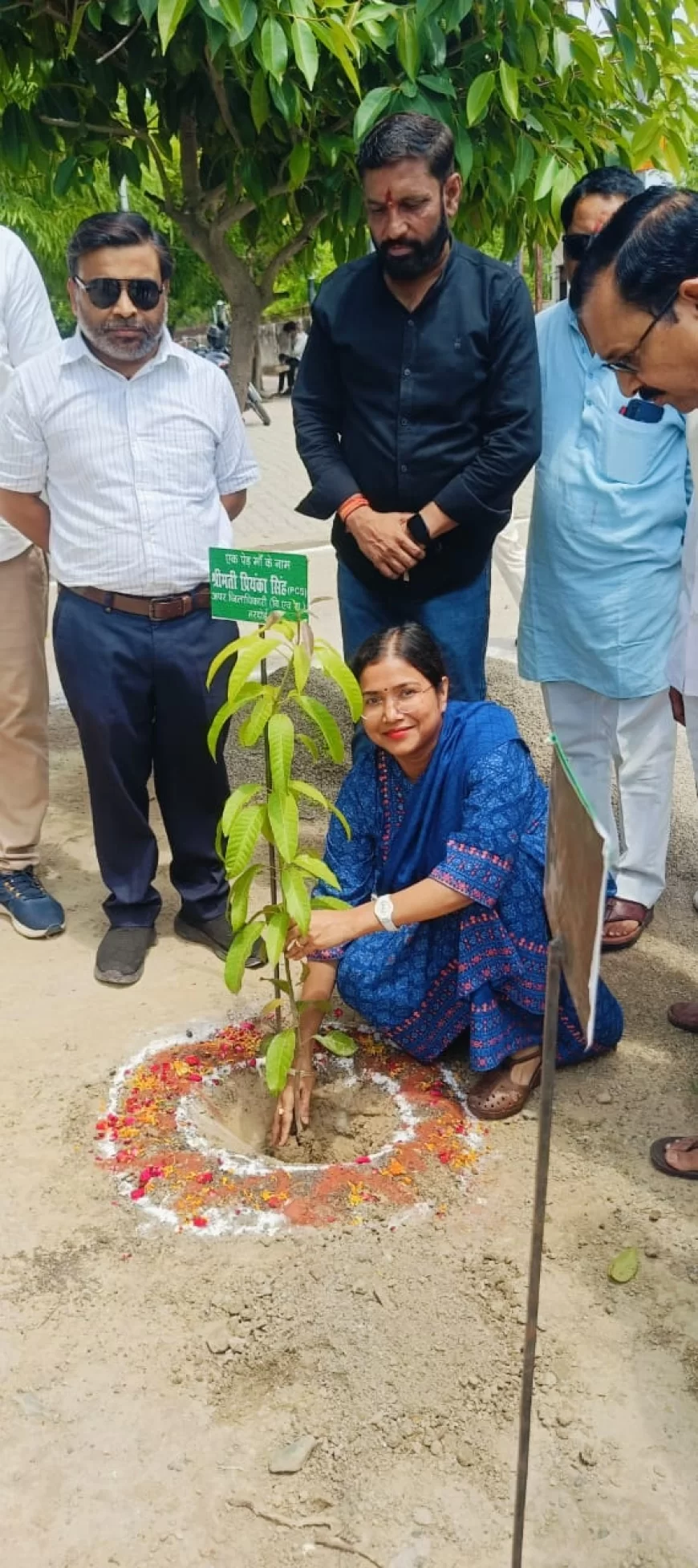 अपर जिलाधिकारी प्रियंका सिंह ने शहीद उद्यान में किया वृक्षारोपण