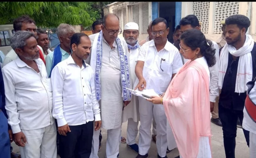 बाबा साहब की मूर्ति क्षतिग्रस्त कर पेड़ काटे जाने की शिकायत, फरीदपुर के ग्रामीणों ने बसपाईयों संग एसडीएम को सौंपा पत्र