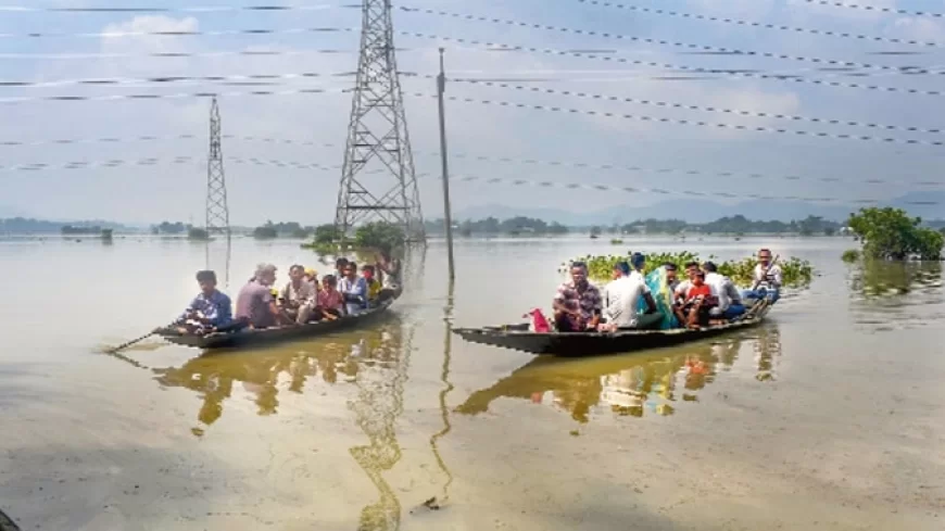 पूर्वोत्तर में बाढ़: भूस्खलन प्रभावित 44 पर्यटकों को बचाया, असम के 16 जिलों में 4.43 लाख अब भी प्रभावित