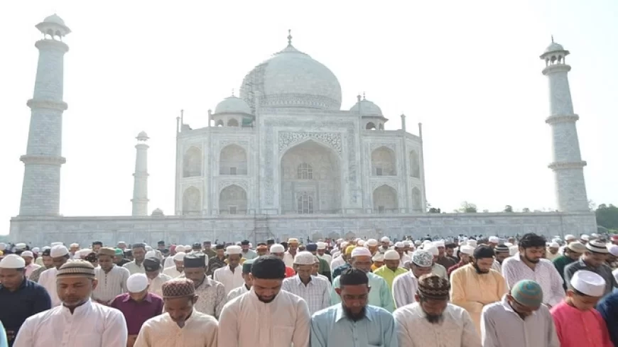 ताजमहल परिसर में अदा की गई नमाज, अमन-चैन की मांगी दुआ, दो घंटे पर्यटकों को मिला निशुल्क प्रवेश