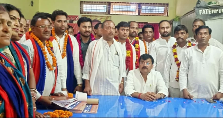 अपना दल एस ने बैठक कर संगठन मजबूती पर की चर्चा, नवनियुक्त पदाधिकारियों का माला पहनाकर किया स्वागत
