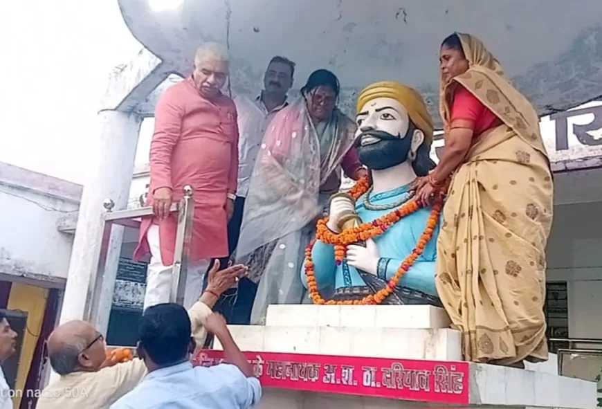 महानायक ठाकुर दरियाव सिंह का मनाया 169 वां विजय दिवस, स्मारक स्थल पहुंचकर कैबिनेट मंत्री समेत अन्य जनप्रतिनिधियों ने अर्पित किए पुष्प