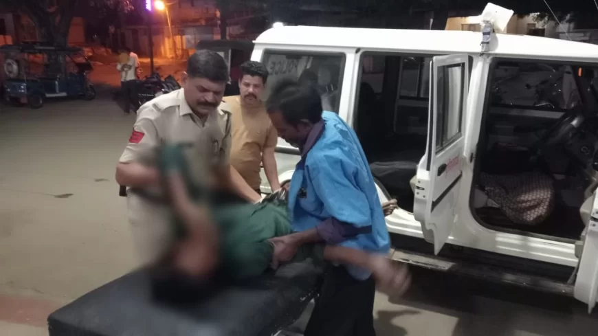गुना कोतवाली अंतर्गत सदर बाजार में बेहोशी की हालत में मिले व्यक्ति को डायल-112/100 जवानों ने एफ.आर.व्ही. वाहन से अस्पताल पहुँचाया