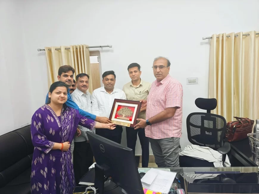 13 सूत्रीय मांगों पर DPRO सेवा संघ के अध्यक्ष रविशंकर द्विवेदी के नेतृत्व में प्रमुख सचिव महोदय पंचायतीराज से वार्ता