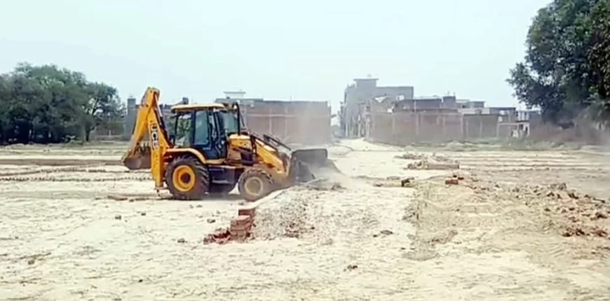 अवैध प्लाटिंग पर चला बुलडोजर, प्रशासन ने की कार्रवाई