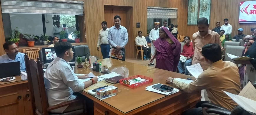 जिलाधिकारी ने मौके पर ही बड़ी संख्या में शिकायतों का किया निस्तारण