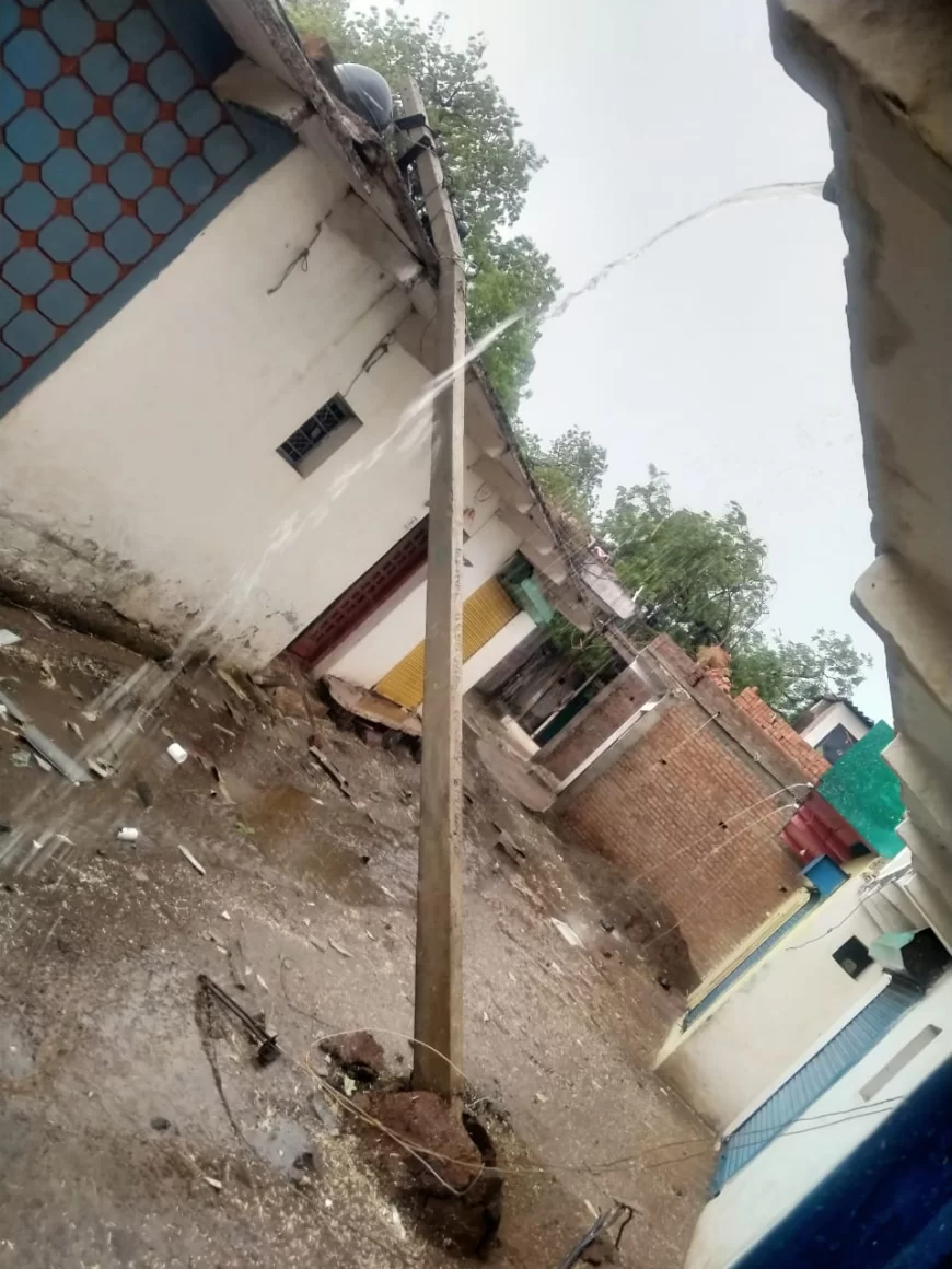 म्याना में तेज तूफान ने मचाई तबाही: कई गांवों की बिजली गुल, सड़कों पर गिरे बिजली के पोल