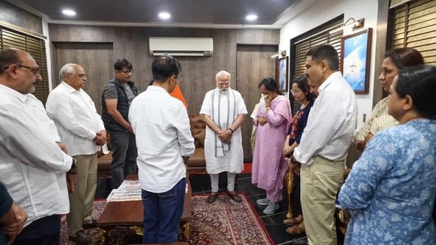 पूर्व सीएम विजय रूपाणी के परिवार से मिले पीएम मोदी, कल विमान हादसे में हो गया था निधन