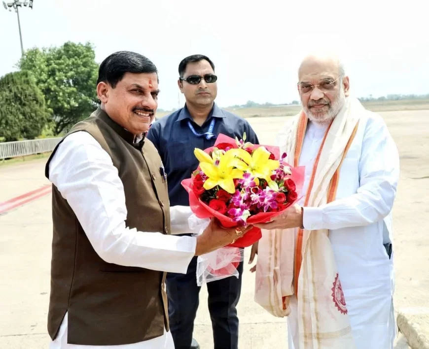 केंद्रीय गृहमंत्री अमित शाह भोपाल पहुंचे मुख्यमंत्री डॉ मोहन यादव ने पुष्प गुच्छ से स्वागत किया एयरपोर्ट पर