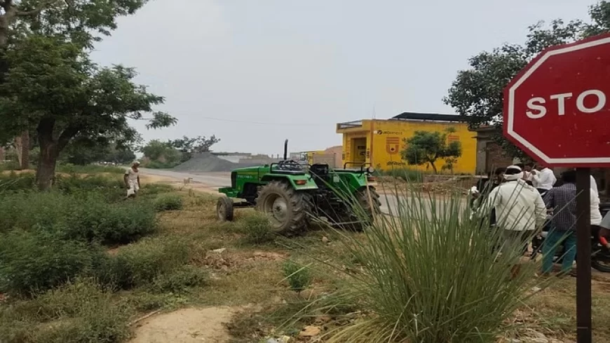 सड़क किनारे जा रहे चार बच्चों को ट्रैक्टर ने रौंदा, एक की हालत गंभीर, अलीगढ़ रेफर