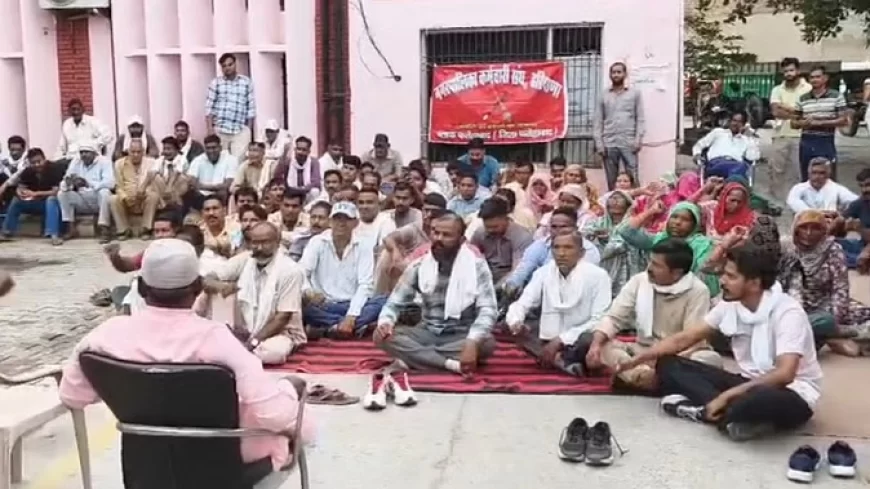 फतेहाबाद में कचरा उठान और सफाई बंद: सीएसआई के दुर्व्यवहार से गुस्साए सफाई कर्मी हड़ताल पर बैठे