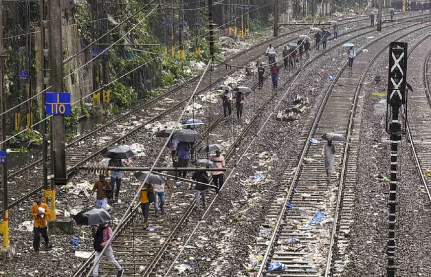 मुंबई में लगातार बारिश से निचले इलाकों में भरा पानी, लोकल ट्रेनों और मेट्रो सेवाओं पर असर