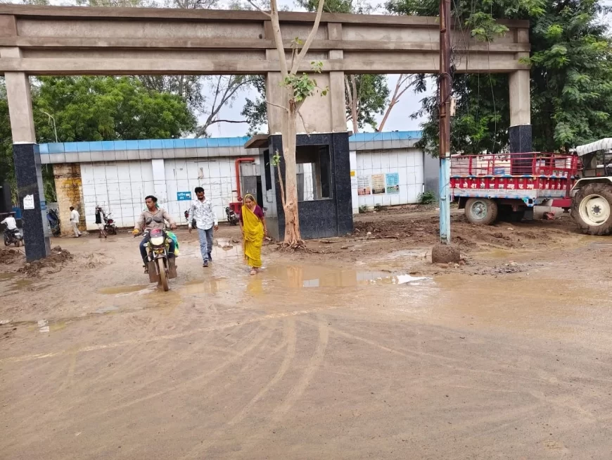 गुना सरकारी अस्पताल में गंदगी का अंबार: मरीजों को भारी परेशानी, फिसल रहीं गाड़ियां, सो रहा प्रशासन