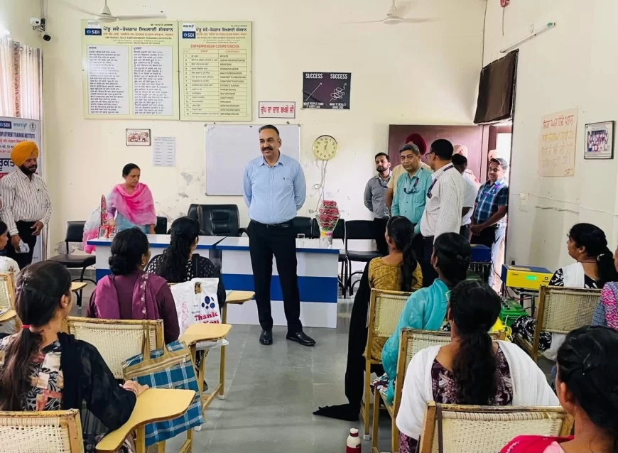 आरसेटी बडरूखां में लड़कियों का सिलाई कोर्स संपन्न, डिप्टी कमिश्नर ने बांटे सर्टिफिकेट, लड़कियां सरकारी योजनाओं का लाभ उठाकर अपने पैरों पर खड़ी हों - डीसी संदीप ऋषि