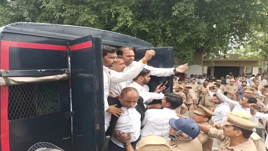 पीलीभीत में सपा कार्यालय खाली कराने पर हंगामा-धक्कामुक्की, जिलाध्यक्ष समेत 15 पदाधिकारी हिरासत में