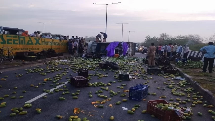 आगरा में भीषण सड़क हादसा...आम ला रही मैक्स पलटी, चार की मौके पर मौत; एक की हालत गंभीर