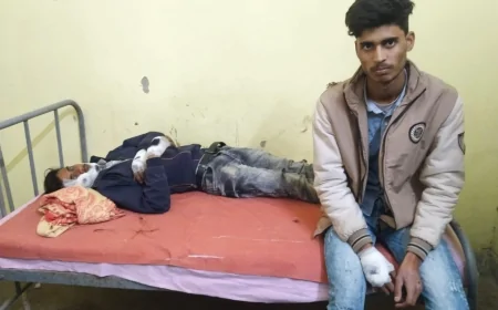 घर जा रहे पैदल व्यक्ति को बाईक ने मारी टक्कर, तीन घायल, कोथावा-अतरौली मार्ग पर बंशीपारा मोड़ समीप हुयी घटना