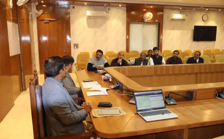 मतदाता सूची के पुनरीक्षण को लेकर जिला निर्वाचन अधिकारी ने राजनीतिक दलों के साथ की महत्वपूर्ण बैठक