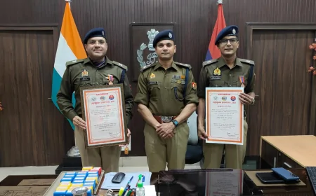 महाकुंभ में उत्कृष्ट कार्य करने पर एएसपी आलोक राज नारायण व एएसपी सुबोध गौतम महाकुंभ सेवा मेडल से सम्मानित