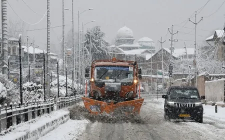 पहाड़ों पर बर्फ, मैदानों में बारिश: जम्मू-कश्मीर में बदला मौसम का मिजाज, जनजीवन प्रभावित