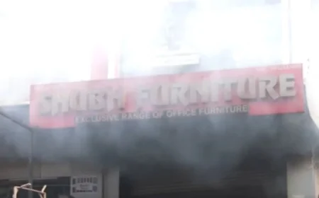 हैदराबाद के नामपल्ली में फर्नीचर की दुकान में भीषण आग, पांच लोगों के फंसे होने की आशंका