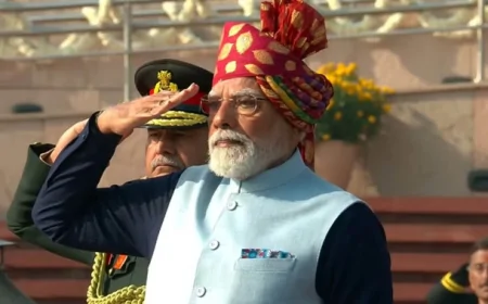 प्रधानमंत्री मोदी ने 77वें गणतंत्र दिवस पर पहनी मरून रंग की पगड़ी — शानदार परिधान में दिखा सांस्कृतिक संदेश