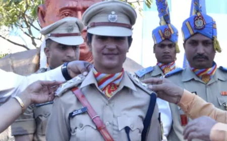 नए इतिहास की इबारत: कर्तव्य पथ पर सिमरन बाला ने CRPF की पुरुष टुकड़ी का नेतृत्व किया — 77वें गणतंत्र दिवस पर शक्ति और नारी शक्ति का अद्भुत संगम
