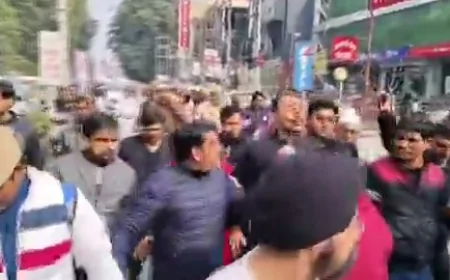 बरेली में प्रशासनिक हलचल, सिटी मजिस्ट्रेट पद से इस्तीफा देने वाले अलंकार अग्निहोत्री कलेक्ट्रेट गेट पर धरने पर बैठे