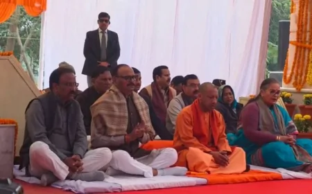 सीएम योगी ने गांधी जी की प्रतिमा पर अर्पित की पुष्पांजलि, ‘रघुपति राघव राजाराम’ का किया मनन