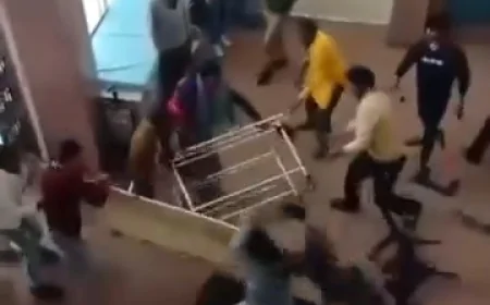 जिले के करैरा सामुदायिक स्वास्थ्य केंद्र परिसर के अंदर दो पक्षों में हुआ जमकर विवाद