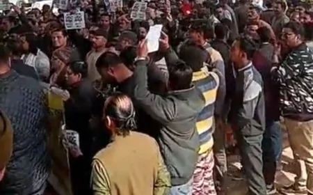 यूजीसी के कथित काले कानून के विरोध में गुना में प्रदर्शन, कलेक्ट्रेट पर उमड़ा युवाओं का आक्रोश