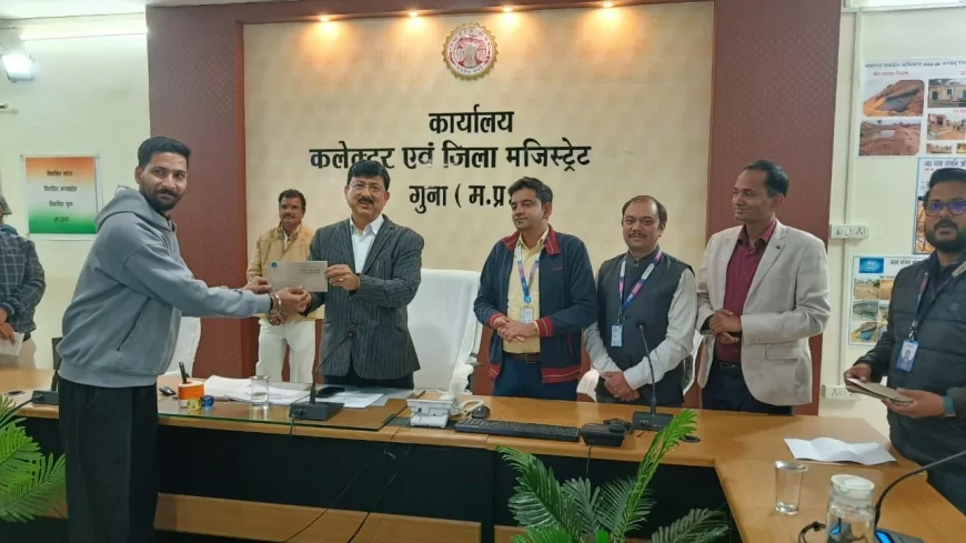 कलेक्टर ने किसानों को सौंपे पॉलीहाउस गुलाब खेती के ऋण चेक