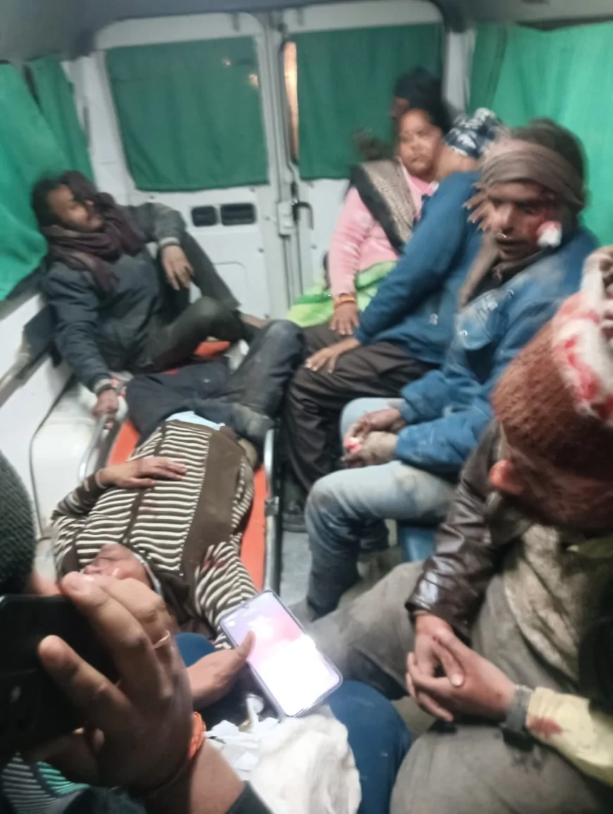 तेज रफ्तार पिकप डाला पलटने से 13 घायल, जिला अस्पताल रेफर