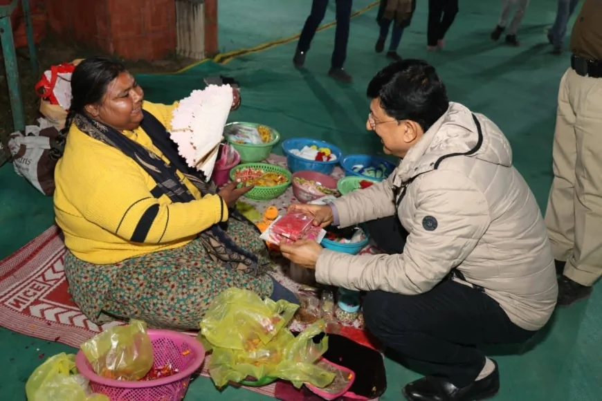 रविवार को मेले में बड़ी संख्या में पहुँच सैलानी, गुना कलेक्टर किशोर कन्याल ने भी लिया ग्वालियर मेले का आनंद