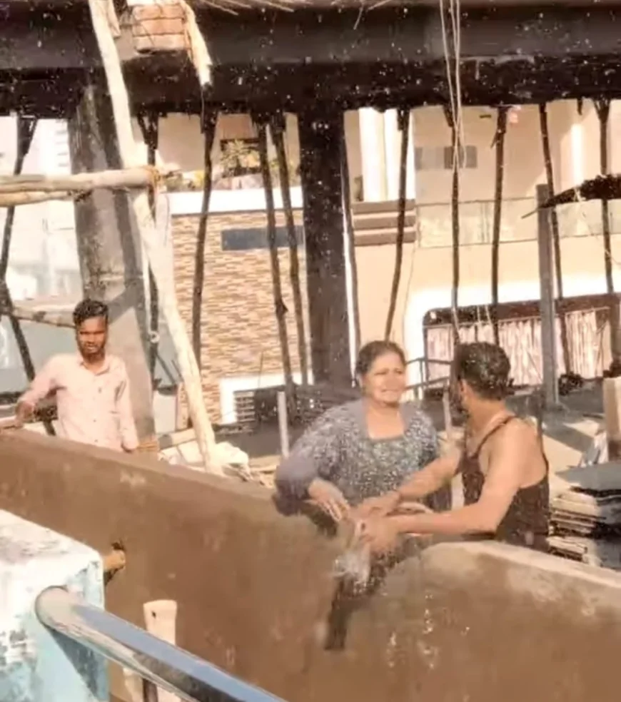 गुना की दुर्गा कॉलोनी में गली बंद कर निर्माण कार्य, रहवासियों को हो रही भारी परेशानी