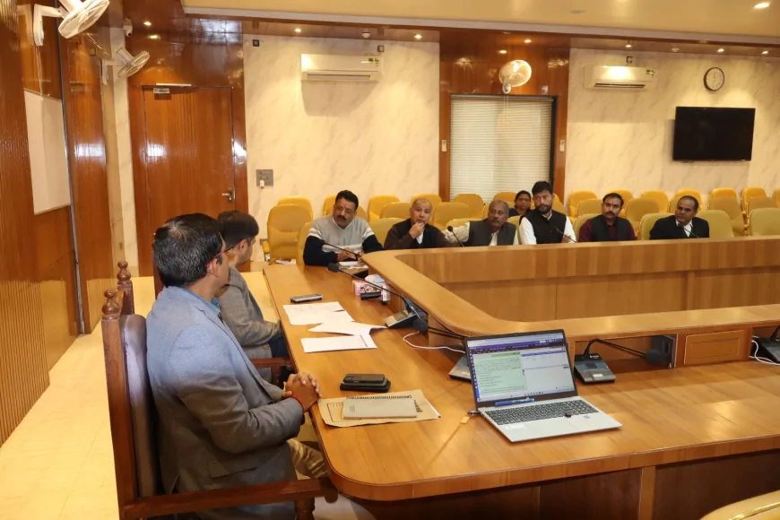 मतदाता सूची के पुनरीक्षण को लेकर जिला निर्वाचन अधिकारी ने राजनीतिक दलों के साथ की महत्वपूर्ण बैठक