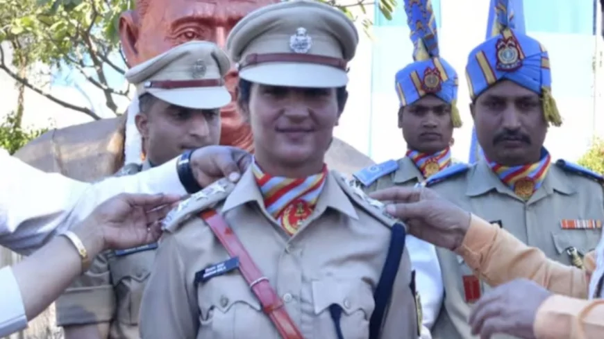 नए इतिहास की इबारत: कर्तव्य पथ पर सिमरन बाला ने CRPF की पुरुष टुकड़ी का नेतृत्व किया — 77वें गणतंत्र दिवस पर शक्ति और नारी शक्ति का अद्भुत संगम