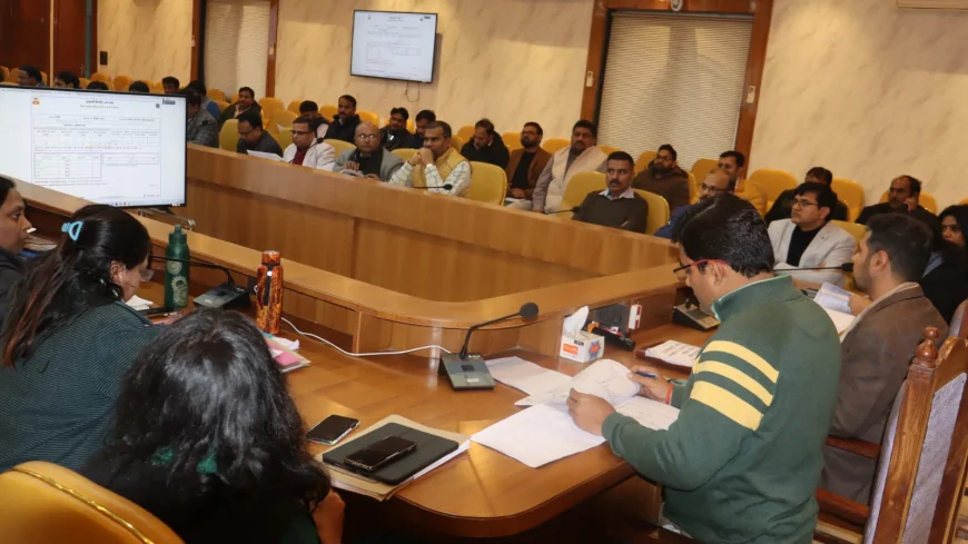 जिलाधिकारी ने की सीएम डैश बोर्ड राजस्व एवं विकास कार्यो की समीक्षा बैठक