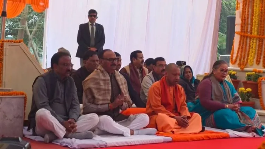 सीएम योगी ने गांधी जी की प्रतिमा पर अर्पित की पुष्पांजलि, ‘रघुपति राघव राजाराम’ का किया मनन