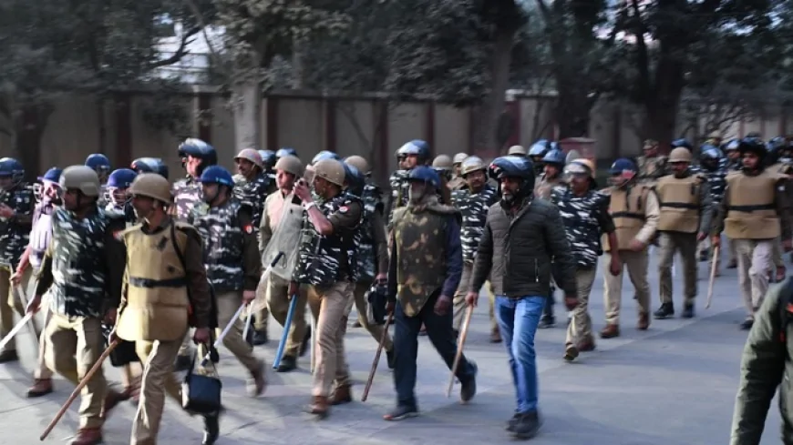 बीएचयू बवाल: 100 से ज्यादा वीडियो और 50+ सीसीटीवी फुटेज खंगाल रही पुलिस, तीन छात्र घायल