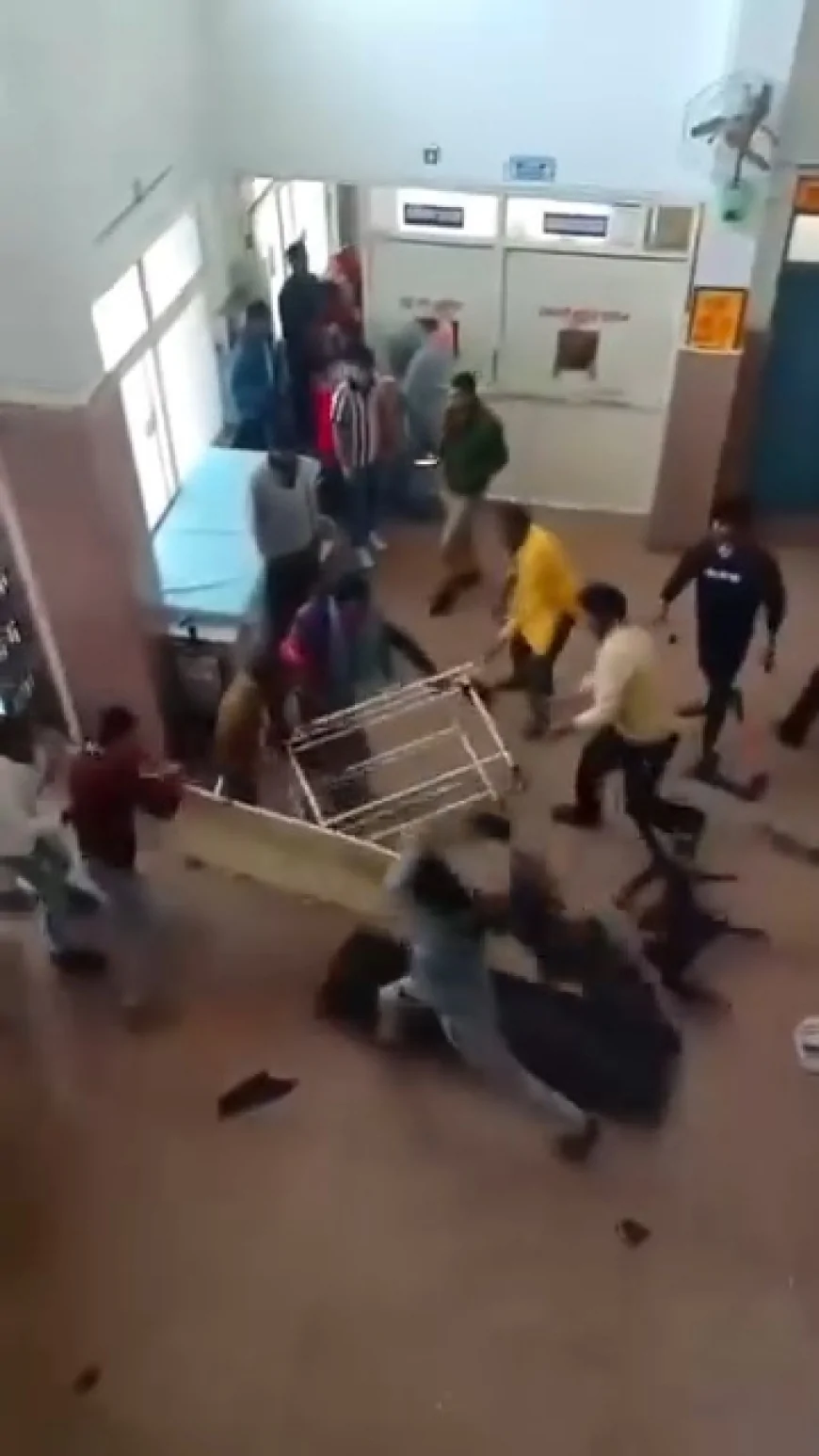 जिले के करैरा सामुदायिक स्वास्थ्य केंद्र परिसर के अंदर दो पक्षों में हुआ जमकर विवाद