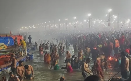 त्रिवेणी पर उमड़ा आस्था का सैलाब, दोपहर 12 बजे तक डेढ़ करोड़ श्रद्धालुओं ने लगाई पवित्र डुबकी